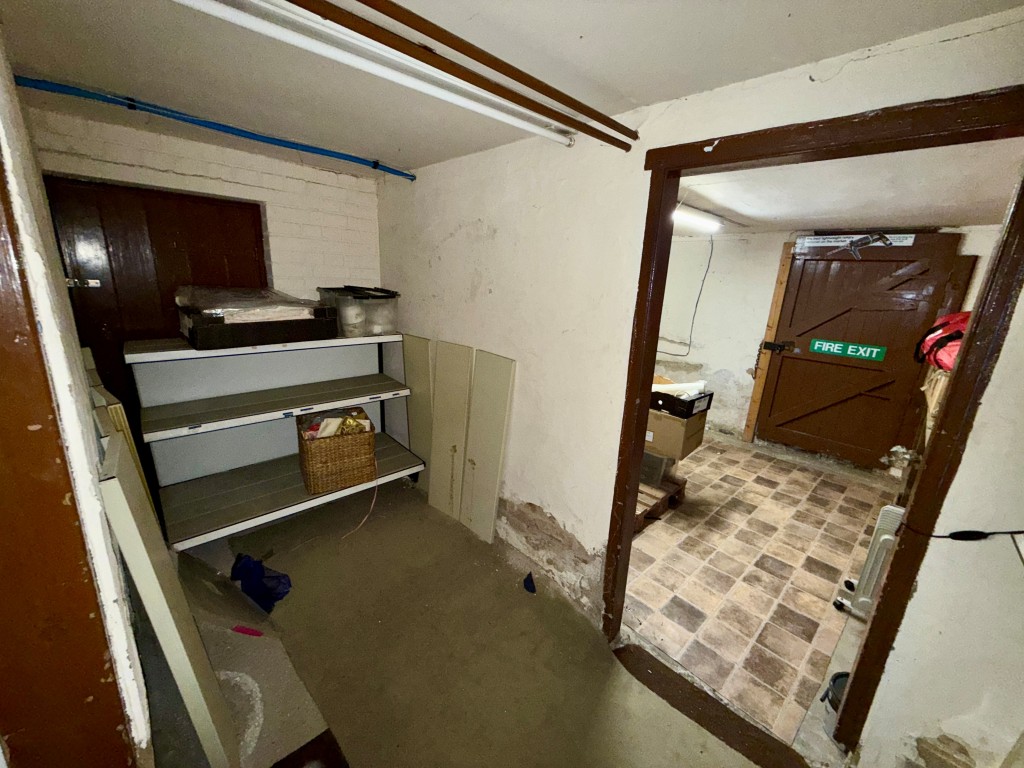 Lot: 18 - MIXED RESIDENTIAL AND COMMERCIAL PROPERTY - Basement room three